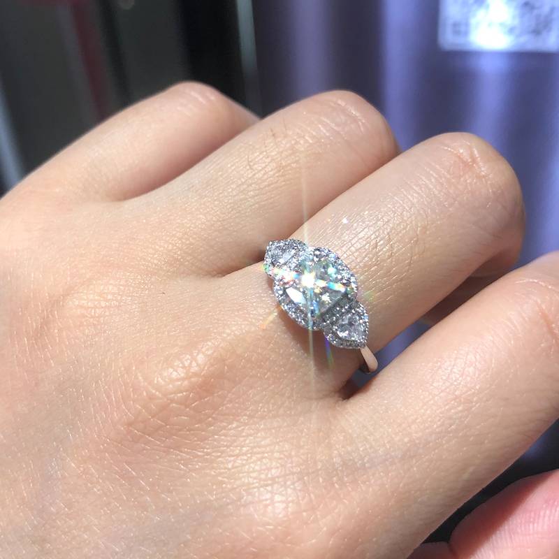 三石款女戒S925银镀白金定制选款主石莫桑钻1.0ct/副石高碳钻